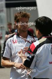 11.05.2006 Granolles, Spain,  Jenson Button (GBR), Honda Racing F1 Team, talks with a Honda Engineer - Formula 1 World Championship, Rd 6, Spanish Grand Prix, Thursday