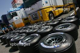 11.05.2006 Granolles, Spain,  Renault F1 Team prepare Michelin tyres - Formula 1 World Championship, Rd 6, Spanish Grand Prix, Thursday