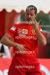11.05.2006 Granolles, Spain,  Michael Schumacher (GER), Scuderia Ferrari rubs sand out of his eye - Vodafone Ferrari Beach Soccer Challenge - Formula 1 World Championship, Rd 6, Spanish Grand Prix, Thursday