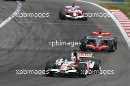 07.05.2006 Nürburg, Germany,  Jenson Button (GBR), Honda Racing F1 Team, RA106 leads Kimi Raikkonen (FIN), Räikkönen, McLaren Mercedes, MP4-21 - Formula 1 World Championship, Rd 5, European Grand Prix, Sunday Race