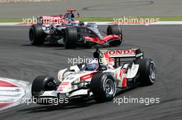 07.05.2006 Nürburg, Germany,  Jenson Button (GBR), Lucky Strike Honda Racing F1 Team RA106, leads Kimi Raikkonen (FIN), West McLaren Mercedes MP4-21 - Formula 1 World Championship, Rd 5, European Grand Prix, Sunday Race