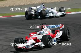 07.05.2006 Nürburg, Germany,  Jarno Trulli (ITA), Panasonic Toyota Racing TF106, leads Jacques Villeneuve (CAN), BMW Sauber F1 Team F1.06 - Formula 1 World Championship, Rd 5, European Grand Prix, Sunday Race