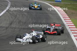 07.05.2006 Nürburg, Germany,  Nick Heidfeld (GER), BMW Sauber F1 Team, F1.06 leads Juan-Pablo Montoya (COL), Juan Pablo, McLaren Mercedes, MP4-21 - Formula 1 World Championship, Rd 5, European Grand Prix, Sunday Race
