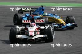07.05.2006 Nürburg, Germany,  Rubens Barrichello (BRA), Lucky Strike Honda Racing F1 Team RA106, leads Giancarlo Fisichella (ITA), Mild Seven Renault F1 R26 - Formula 1 World Championship, Rd 5, European Grand Prix, Sunday Race