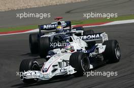 06.05.2006 Nürburg, Germany,  Jacques Villeneuve (CDN), BMW Sauber F1 Team, F1.06 leads Mark Webber (AUS), Williams F1 Team, FW28 Cosworth - Formula 1 World Championship, Rd 5, European Grand Prix, Saturday Qualifying