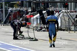06.05.2006 Nürburg, Germany,  Giancarlo Fisichella (ITA) Renault walks to confront Jacques Villeneuve during qualifying - Formula 1 World Championship, Rd 5, European Grand Prix, Saturday Qualifying