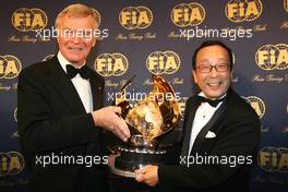 08.12.2006 Monte Carlo, Monaco,  FIA President Max Mosley presents the FIA Academy World Prize to Shoshi Arakawa (JPN), Bridgestone Corporation President, CEO & Chairman of the Board - 2006 FIA Gala Prize Giving Ceremony