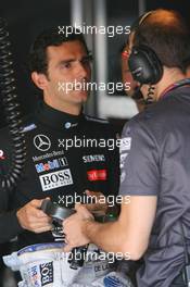 14.07.2006 Magny Cours, France,  Pedro de la Rosa (ESP), McLaren Mercedes, talks with a McLaren Mercedes engineer about the cars steering wheel - Formula 1 World Championship, Rd 11, French Grand Prix, Friday Practice