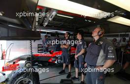 14.07.2006 Magny Cours, France,  Mechanics watching the session on TV screens - Formula 1 World Championship, Rd 11, French Grand Prix, Friday