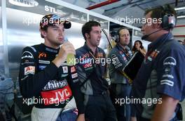 14.07.2006 Magny Cours, France,  Christijan Albers (NED), Midland F1 Racing, Portrait, with his mechanics and engineers - Formula 1 World Championship, Rd 11, French Grand Prix, Friday Practice