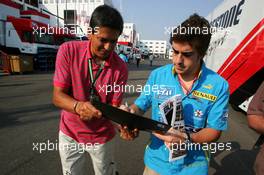 14.07.2006 Magny Cours, France,  Fernando Alonso (ESP), Renault F1 Team, Portrait, signing autographs - Formula 1 World Championship, Rd 11, French Grand Prix, Friday