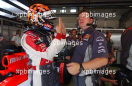 14.07.2006 Magny Cours, France,  Christijan Albers (NED), Midland F1 Racing, Portrait, talking with his engineer - Formula 1 World Championship, Rd 11, French Grand Prix, Friday Practice