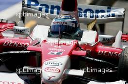 14.07.2006 Magny Cours, France,  Jarno Trulli (ITA), Toyota Racing, Pitlane, Box, Garage - Formula 1 World Championship, Rd 11, French Grand Prix, Friday Practice