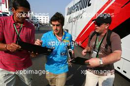 14.07.2006 Magny Cours, France,  Fernando Alonso (ESP), Renault F1 Team, Portrait, signing autographs - Formula 1 World Championship, Rd 11, French Grand Prix, Friday