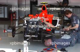 14.07.2006 Magny Cours, France,  Midland mechanics working on the car of Tiago Monteiro (POR), Midland F1 Racing M16 - Formula 1 World Championship, Rd 11, French Grand Prix, Friday