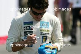 14.07.2006 Magny Cours, France,  Fernando Alonso (ESP), Renault F1 Team, Portrait, signing autographs - Formula 1 World Championship, Rd 11, French Grand Prix, Friday Practice