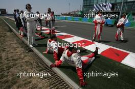 16.07.2006 Magny Cours, France,  Toyota Mechanics relax before the grid is formed - Formula 1 World Championship, Rd 11, French Grand Prix, Sunday Pre-Race Grid