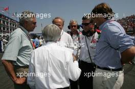 16.07.2006 Magny Cours, France,  Bernie Ecclestone (GBR) with Gil de Ferran (BRA), Honda Racing F1 Team,  Sporting Director and Daniele Audetto (ITA), Super Aguri F1 - Formula 1 World Championship, Rd 11, French Grand Prix, Sunday Pre-Race Grid