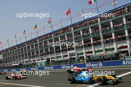 16.07.2006 Magny Cours, France,  Fernando Alonso (ESP), Renault F1 Team, R26, Jarno Trulli (ITA), Toyota Racing, TF106, Ralf Schumacher (GER), Toyota Racing, TF106 - Formula 1 World Championship, Rd 11, French Grand Prix, Sunday Pre-Race Grid