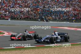 16.07.2006 Magny Cours, France,  Pedro de la Rosa (ESP), McLaren Mercedes, MP4-21 overtakes Mark Webber (AUS), Williams F1 Team, FW28 Cosworth - Formula 1 World Championship, Rd 11, French Grand Prix, Sunday Race