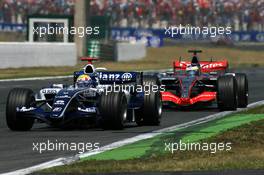 16.07.2006 Magny Cours, France,  Mark Webber (AUS), WilliamsF1 Team FW28, leads Pedro de la Rosa (ESP), Team McLaren Mercedes MP4-21 - Formula 1 World Championship, Rd 11, French Grand Prix, Sunday Race