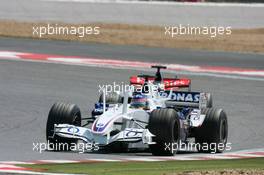 16.07.2006 Magny Cours, France,  Jacques Villeneuve (CDN), BMW Sauber F1 Team, F1.06 and Pedro de la Rosa (ESP), McLaren Mercedes, MP4-21 - Formula 1 World Championship, Rd 11, French Grand Prix, Sunday Race