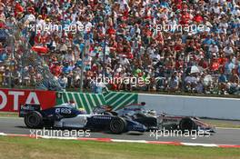 16.07.2006 Magny Cours, France,  Mark Webber (AUS), Williams F1 Team, FW28 Cosworth and Pedro de la Rosa (ESP), McLaren Mercedes, MP4-21 - Formula 1 World Championship, Rd 11, French Grand Prix, Sunday Race