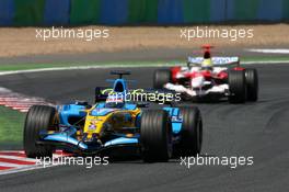 16.07.2006 Magny Cours, France,  Giancarlo Fisichella (ITA), Renault F1 Team R26, leads Ralf Schumacher (GER), Toyota Racing TF106 - Formula 1 World Championship, Rd 11, French Grand Prix, Sunday Race