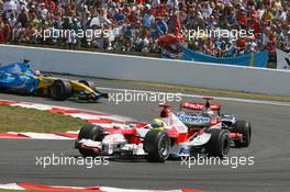 16.07.2006 Magny Cours, France,  Ralf Schumacher (GER), Toyota Racing, TF106, Kimi Raikkonen (FIN), Räikkönen, McLaren Mercedes, MP4-21 - Formula 1 World Championship, Rd 11, French Grand Prix, Sunday Race