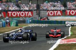 16.07.2006 Magny Cours, France,  Mark Webber (AUS), WilliamsF1 Team FW28, leads Pedro de la Rosa (ESP), Team McLaren Mercedes MP4-21 - Formula 1 World Championship, Rd 11, French Grand Prix, Sunday Race