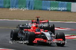 16.07.2006 Magny Cours, France,  Christijan Albers (NED), Midland MF1 Racing, Toyota M16 leads Kimi Raikkonen (FIN), Räikkönen, McLaren Mercedes, MP4-21 - Formula 1 World Championship, Rd 11, French Grand Prix, Sunday Race