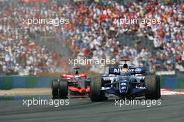 16.07.2006 Magny Cours, France,  Mark Webber (AUS), Williams F1 Team leads Pedro de la Rosa (ESP), McLaren Mercedes - Formula 1 World Championship, Rd 11, French Grand Prix, Sunday Race