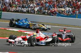 16.07.2006 Magny Cours, France,  Ralf Schumacher (GER), Toyota Racing, TF106 and Kimi Raikkonen (FIN), Räikkönen, McLaren Mercedes, MP4-21 - Formula 1 World Championship, Rd 11, French Grand Prix, Sunday Race