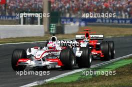 16.07.2006 Magny Cours, France,  Franck Montagny (FRA), Super Aguri F1 SA05, leads Tiago Monteiro (POR), Midland F1 Racing M16 - Formula 1 World Championship, Rd 11, French Grand Prix, Sunday Race