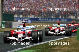 16.07.2006 Magny Cours, France,  Jarno Trulli (ITA), Toyota Racing TF106, leads Ralf Schumacher (GER), Toyota Racing TF106 - Formula 1 World Championship, Rd 11, French Grand Prix, Sunday Race