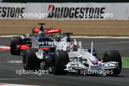 16.07.2006 Magny Cours, France,  Jacques Villeneuve (CDN), BMW Sauber F1 Team, F1.06 leads Pedro de la Rosa (ESP), McLaren Mercedes, MP4-21 - Formula 1 World Championship, Rd 11, French Grand Prix, Sunday Race