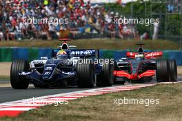 16.07.2006 Magny Cours, France,  Mark Webber (AUS), WilliamsF1 Team FW28, leads Pedro de la Rosa (ESP), Team McLaren Mercedes MP4-21 - Formula 1 World Championship, Rd 11, French Grand Prix, Sunday Race