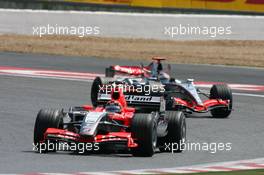 16.07.2006 Magny Cours, France,  Christijan Albers (NED), Midland MF1 Racing, Toyota M16 and Kimi Raikkonen (FIN), Räikkönen, McLaren Mercedes, MP4-21 - Formula 1 World Championship, Rd 11, French Grand Prix, Sunday Race