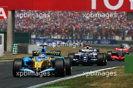 16.07.2006 Magny Cours, France,  Giancarlo Fisichella (ITA), Renault F1 Team R26, leads Mark Webber (AUS), WilliamsF1 Team FW28 and Pedro de la Rosa (ESP), Team McLaren Mercedes MP4-21 - Formula 1 World Championship, Rd 11, French Grand Prix, Sunday Race