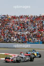 16.07.2006 Magny Cours, France,  Kimi Raikkonen (FIN), Räikkönen, McLaren Mercedes, MP4-21, Giancarlo Fisichella (ITA), Renault F1 Team, R26  - Formula 1 World Championship, Rd 11, French Grand Prix, Sunday Race