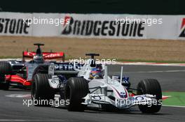 16.07.2006 Magny Cours, France,  Jacques Villeneuve (CDN), BMW Sauber F1 Team, F1.06 leads Pedro de la Rosa (ESP), McLaren Mercedes, MP4-21 - Formula 1 World Championship, Rd 11, French Grand Prix, Sunday Race