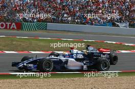 16.07.2006 Magny Cours, France,  Mark Webber (AUS), Williams F1 Team, FW28 Cosworth and Pedro de la Rosa (ESP), McLaren Mercedes, MP4-21 - Formula 1 World Championship, Rd 11, French Grand Prix, Sunday Race