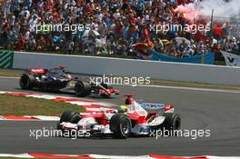 16.07.2006 Magny Cours, France,  Ralf Schumacher (GER), Toyota Racing, TF106 and Kimi Raikkonen (FIN), Räikkönen, McLaren Mercedes, MP4-21  - Formula 1 World Championship, Rd 11, French Grand Prix, Sunday Race