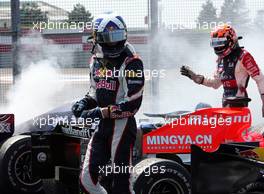 15.07.2006 Magny Cours, France,  David Coulthard (GBR), Red Bull Racing, RB2 and Christijan Albers (NED), Midland MF1 Racing, Toyota M16 - Formula 1 World Championship, Rd 11, French Grand Prix, Saturday Qualifying