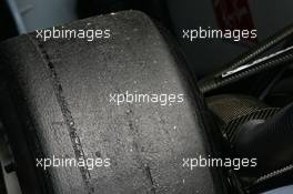 15.07.2006 Magny Cours, France,  A very worn Michelin F1 tyre on the Honda Racing F1 Team, RA106 - Formula 1 World Championship, Rd 11, French Grand Prix, Saturday