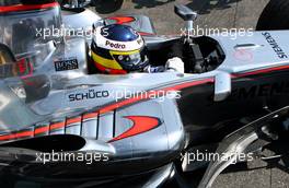 15.07.2006 Magny Cours, France,  Pedro de la Rosa (ESP), Test Driver, McLaren Mercedes, Pitlane, Box, Garage - Formula 1 World Championship, Rd 11, French Grand Prix, Saturday Practice