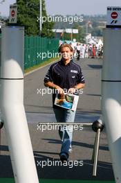 15.07.2006 Magny Cours, France,  Nico Rosberg (GER), WilliamsF1 Team, Portrait, approaching the security gates - Formula 1 World Championship, Rd 11, French Grand Prix, Saturday