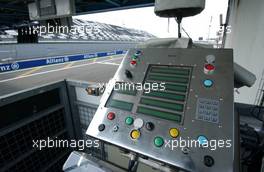 13.07.2006 Magny Cours, France,  Start procedure controller of Charlie Whiting - Formula 1 World Championship, Rd 11, French Grand Prix, Thursday