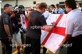 09.06.2006 Silverstone, England,  Kimi Raikkonen (FIN), Räikkönen, McLaren Mercedes signs an England flag - Formula 1 World Championship, Rd 8, British Grand Prix, Friday