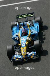 09.06.2006 Silverstone, England,  Giancarlo Fisichella (ITA), Renault F1 Team, R26 - Formula 1 World Championship, Rd 8, British Grand Prix, Friday Practice